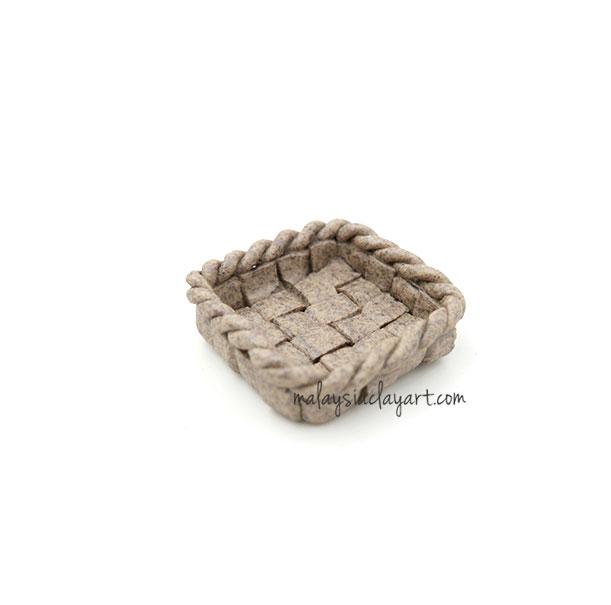 1 x Ceramic Miniature Basket